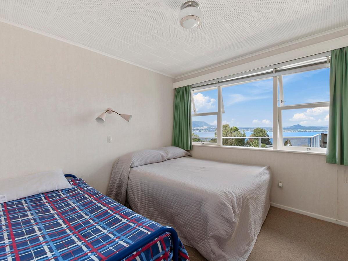 Lofty Lakeviews - Acacia Bay Holiday Home タウポ エクステリア 写真
