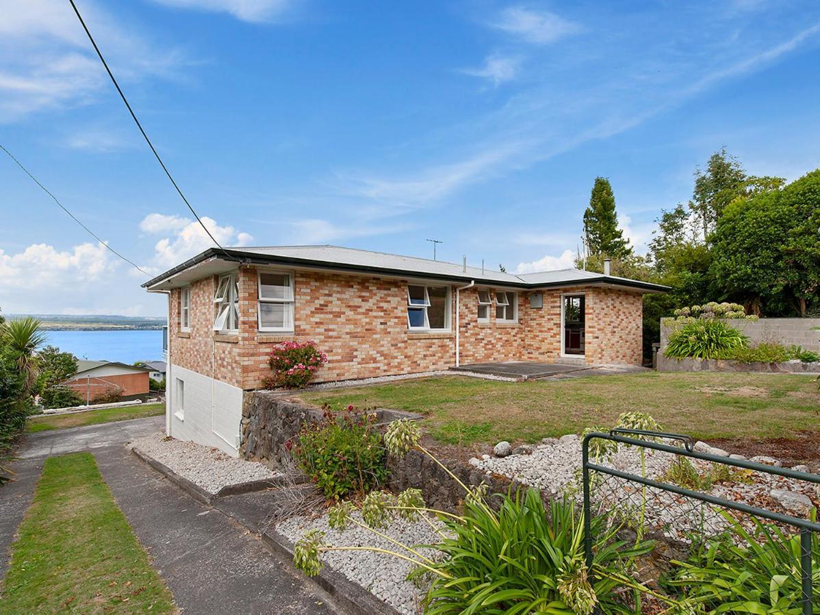 Lofty Lakeviews - Acacia Bay Holiday Home タウポ エクステリア 写真