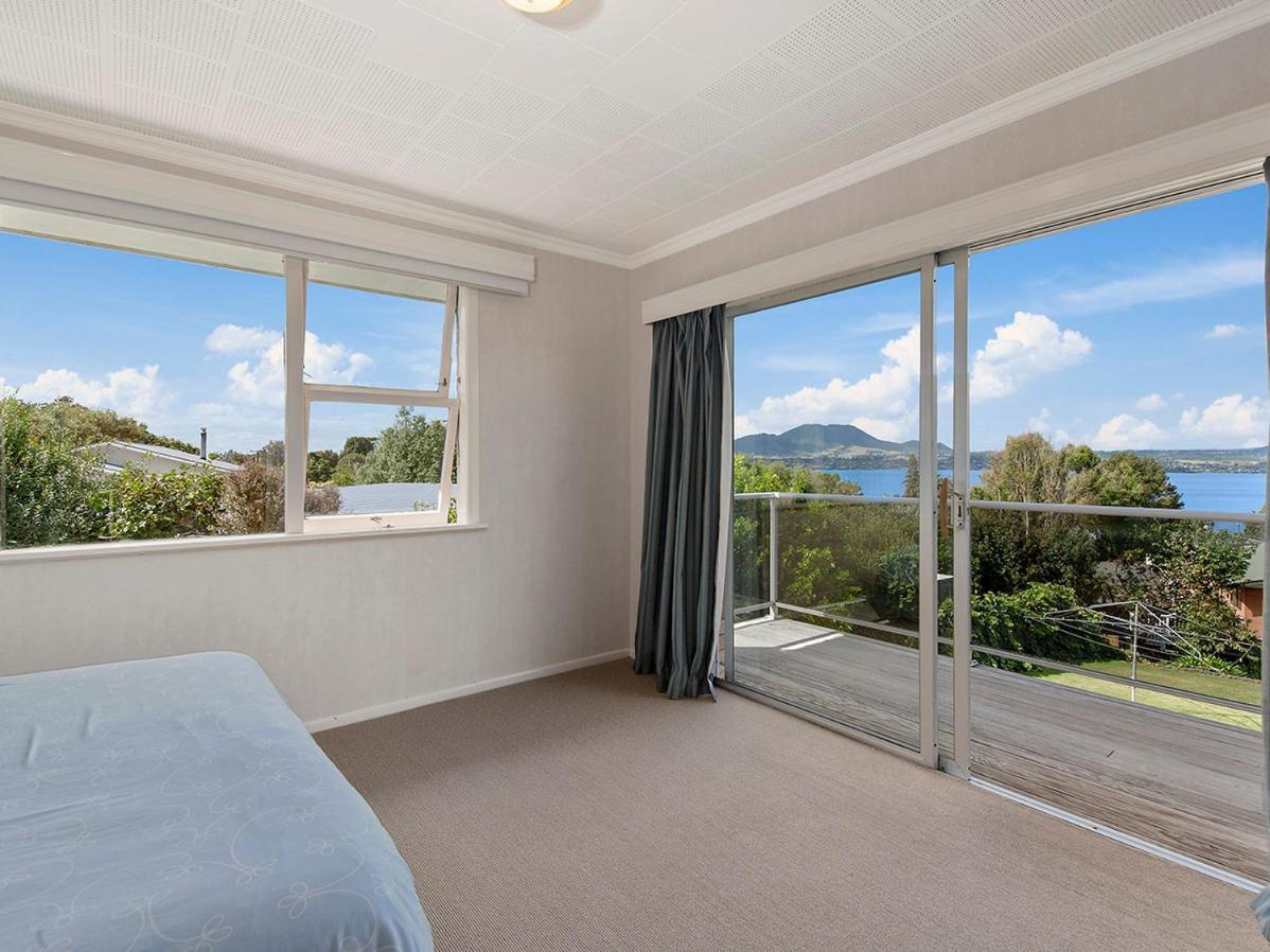 Lofty Lakeviews - Acacia Bay Holiday Home タウポ エクステリア 写真