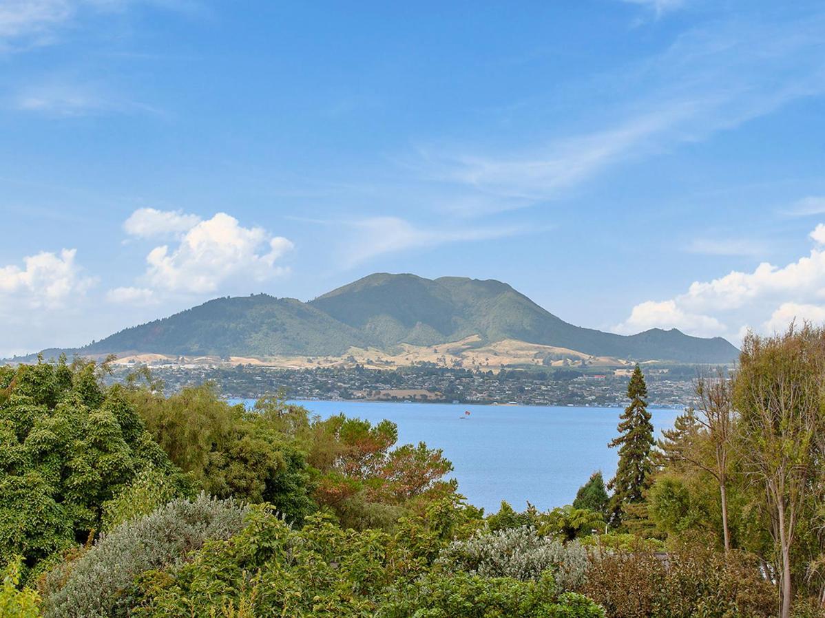 Lofty Lakeviews - Acacia Bay Holiday Home タウポ エクステリア 写真