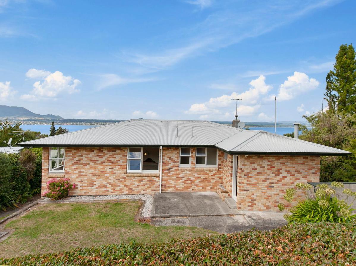 Lofty Lakeviews - Acacia Bay Holiday Home タウポ エクステリア 写真