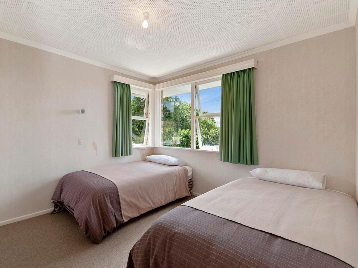 Lofty Lakeviews - Acacia Bay Holiday Home タウポ エクステリア 写真