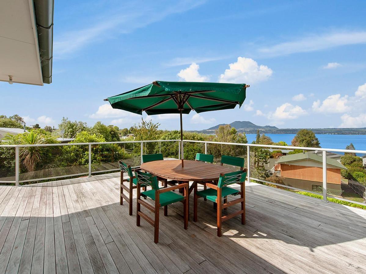 Lofty Lakeviews - Acacia Bay Holiday Home タウポ エクステリア 写真