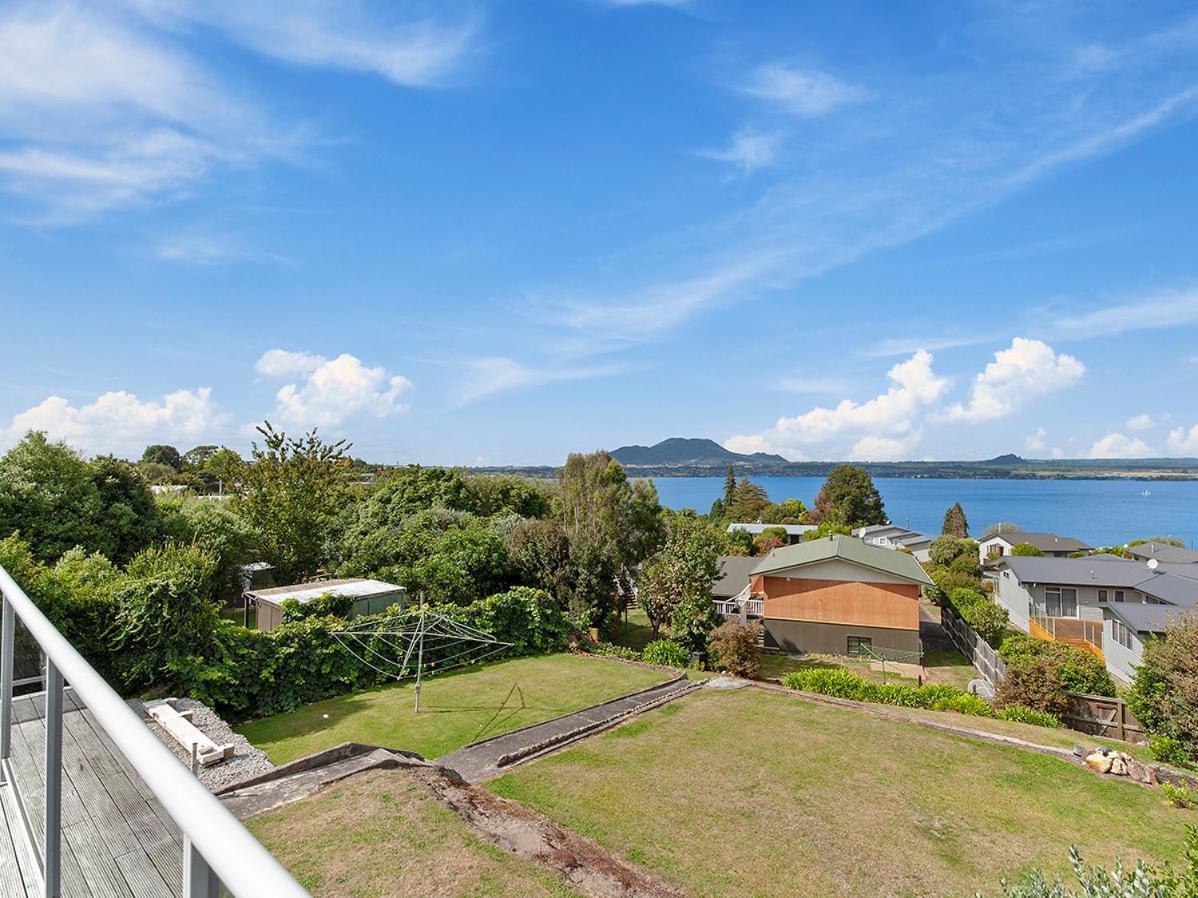 Lofty Lakeviews - Acacia Bay Holiday Home タウポ エクステリア 写真