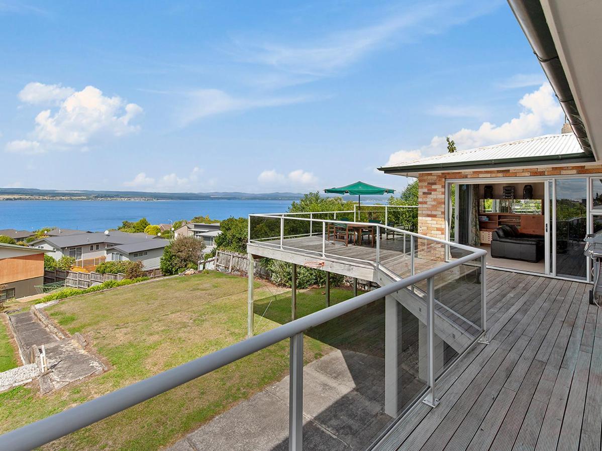 Lofty Lakeviews - Acacia Bay Holiday Home タウポ エクステリア 写真