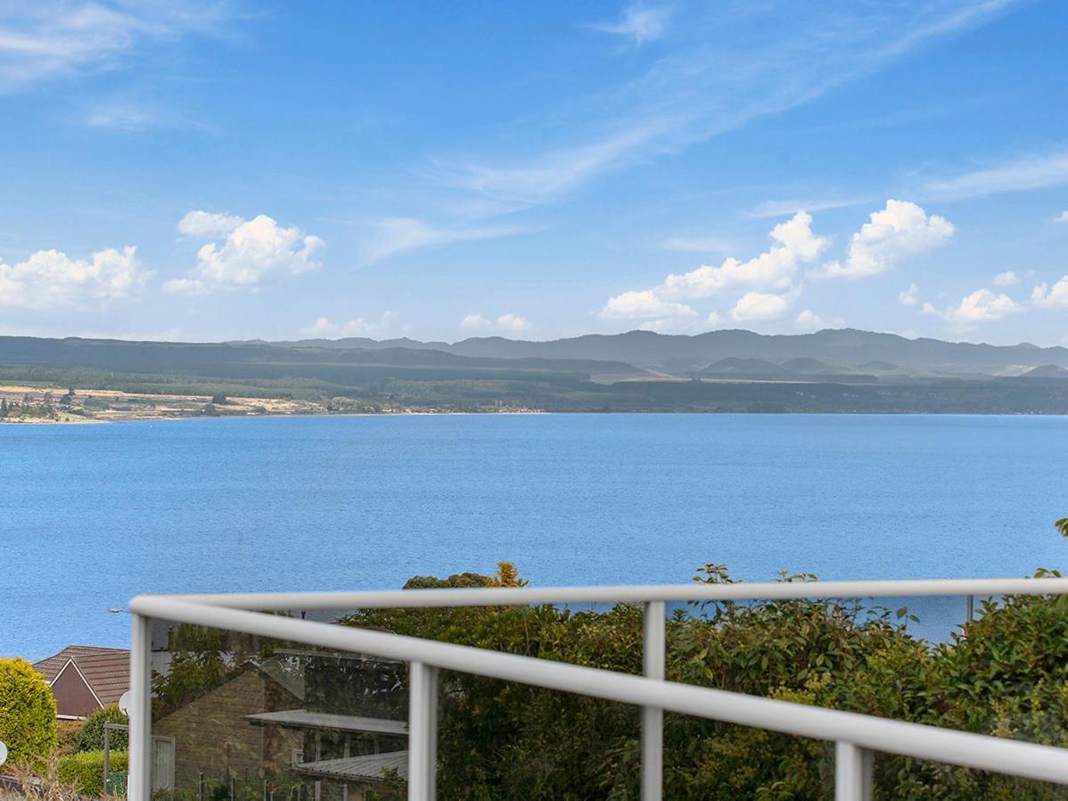 Lofty Lakeviews - Acacia Bay Holiday Home タウポ エクステリア 写真