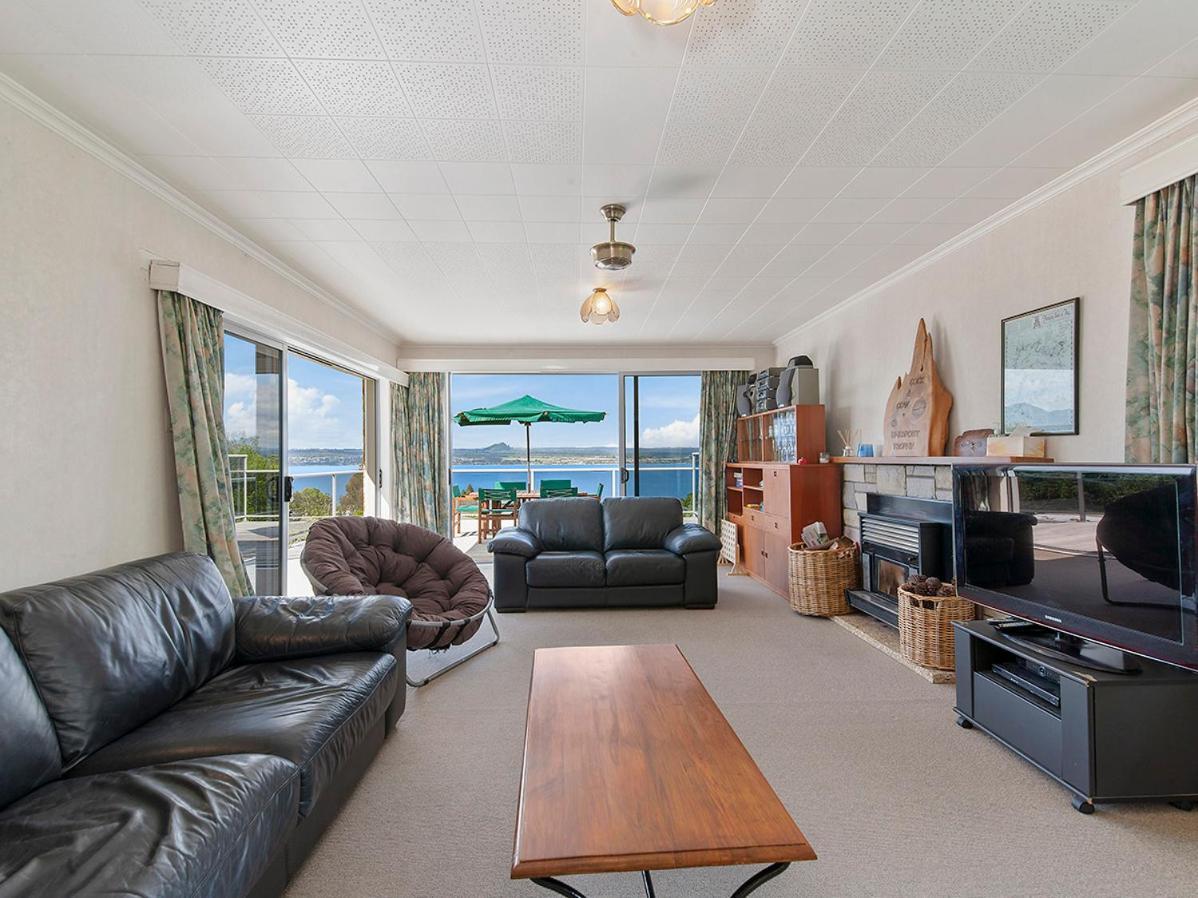 Lofty Lakeviews - Acacia Bay Holiday Home タウポ エクステリア 写真